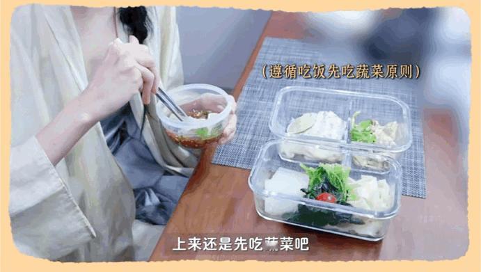 关晓彤眼里全是对食物的虔诚关晓彤碳水蛋白质蔬菜齐全的一餐 营养均衡还能吃得这么开