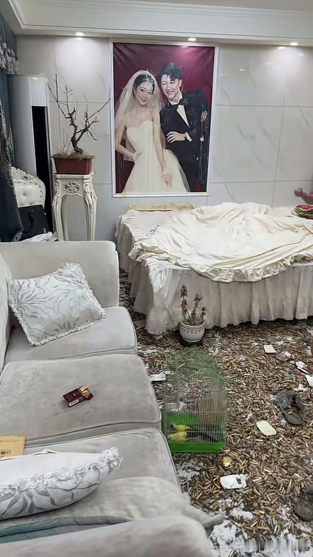 真有这样的家庭吗？如果是摆拍，哪里弄的这么多的烟头？如果是真的，这样的家还有人愿