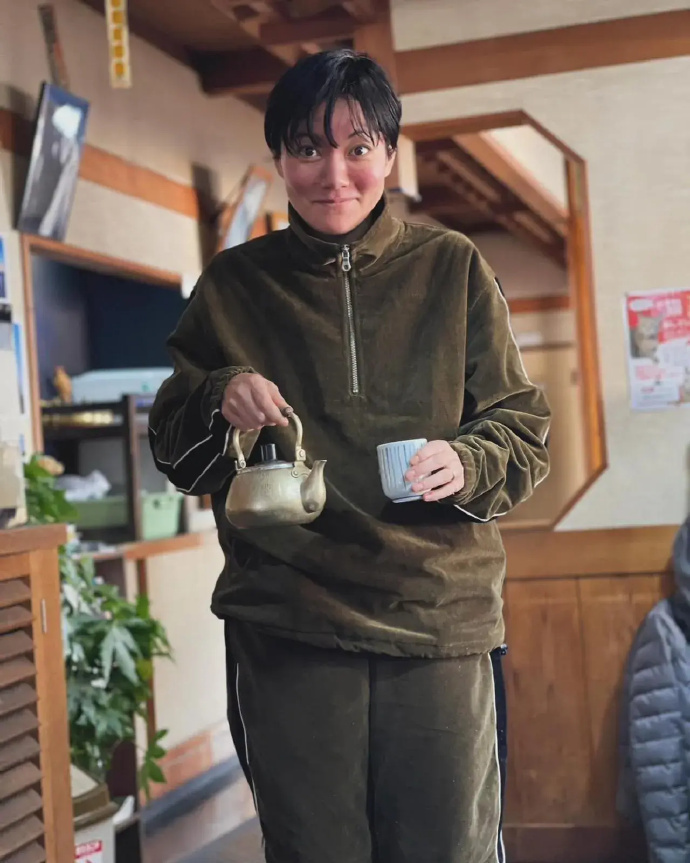 这还是《头文字D》里周杰伦没追的夏树吗？！现在看起来颜值有点不忍直视… 