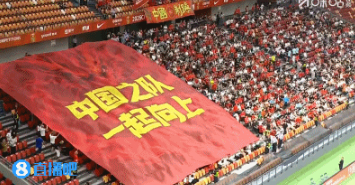 半场0-2落后，看得揪心。新西兰一开场就抓住我们立足未稳完成闪击，第二球那波连续