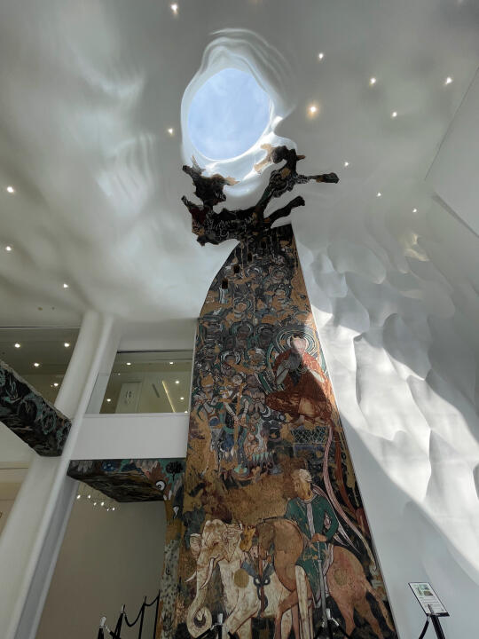 看完想到了高迪的“巴特罗之家”的作品