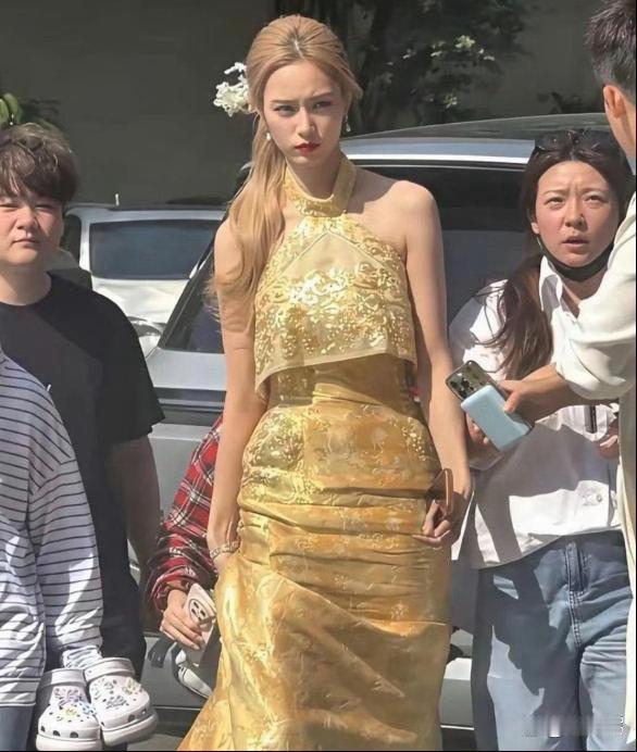 原本觉得徐艺洋身高平平，直到和旁人同框对比，才真切发现她身形高挑格外出众。 