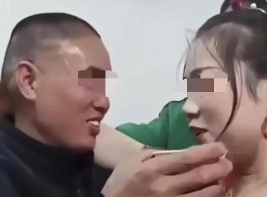 浙江宁波，丈夫出轨导致夫妻离婚，女子和两个孩子无处可去，被前公公收留。同住一个屋