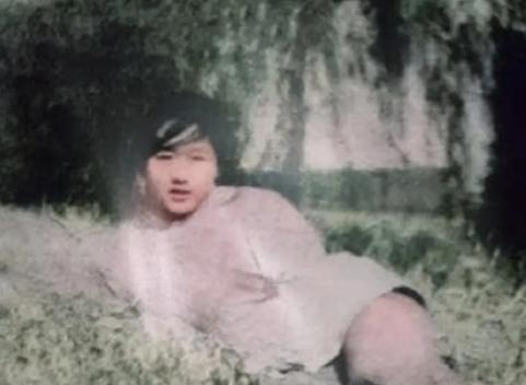 1938年，一名18岁女兵看见连长中弹倒地，连忙冲上前去，举起一块石头重重朝日军