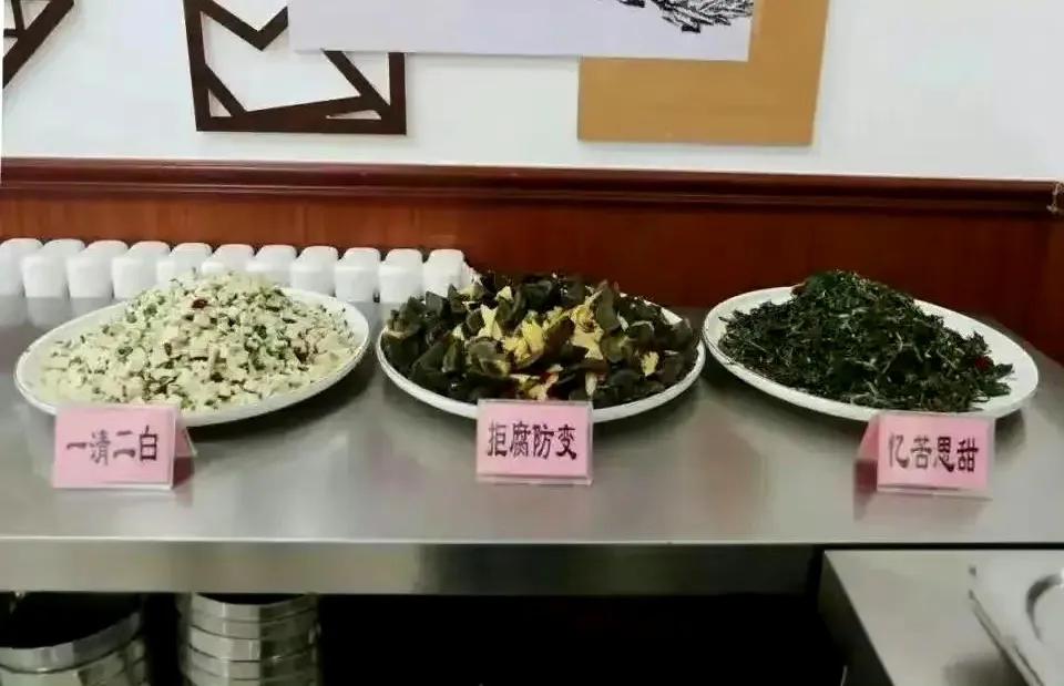 中国特色的单位午餐，通过吃这种午餐能潜移默化的进行心理暗示治疗。通过将食物赋予指