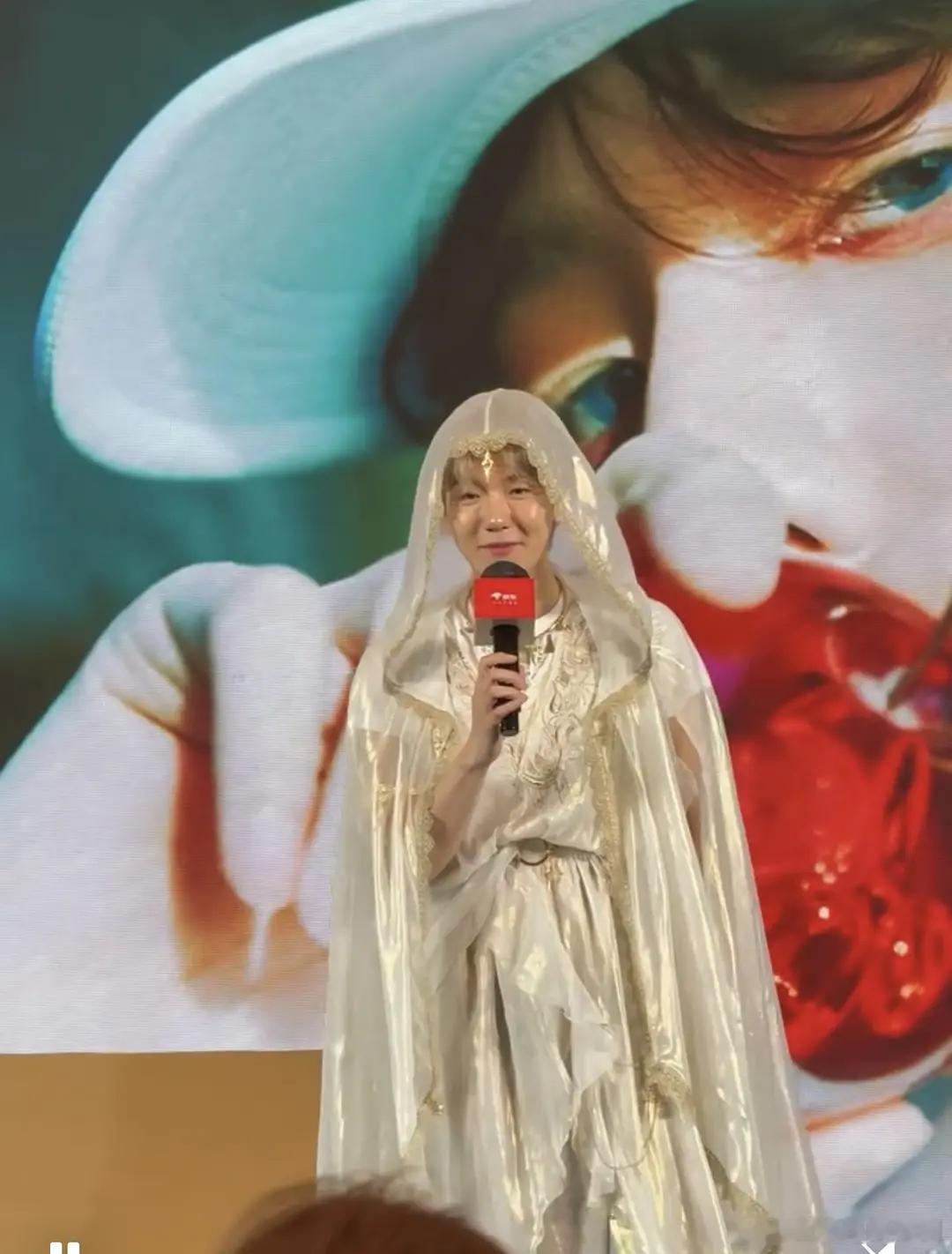 边伯贤的签售造型给我笑坏了。。。。 