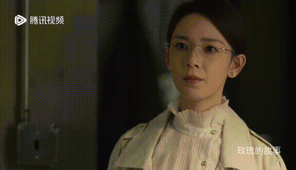同样都是冰雪聪明的女孩。
如果把黄亦玫比喻为七月炽热的夏风，那么白晓荷就是十月末