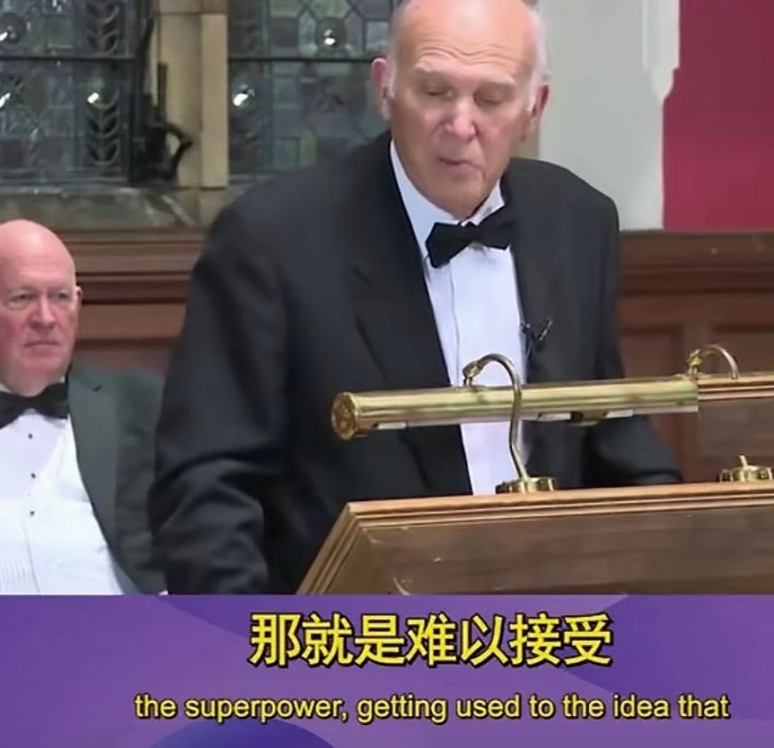 英国这位白发老者的发言把我给逗乐了！
 
他直言，“当今世界霸主美国有一个心结，