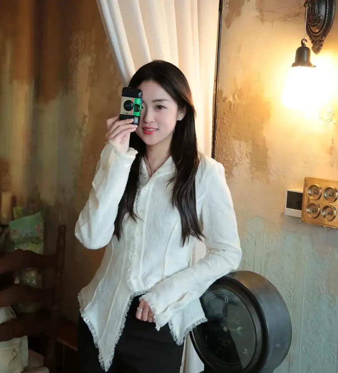 庞博本科中国传媒大学，硕士港大，现在在东方甄选当主播。

第一次看他用英文带货，