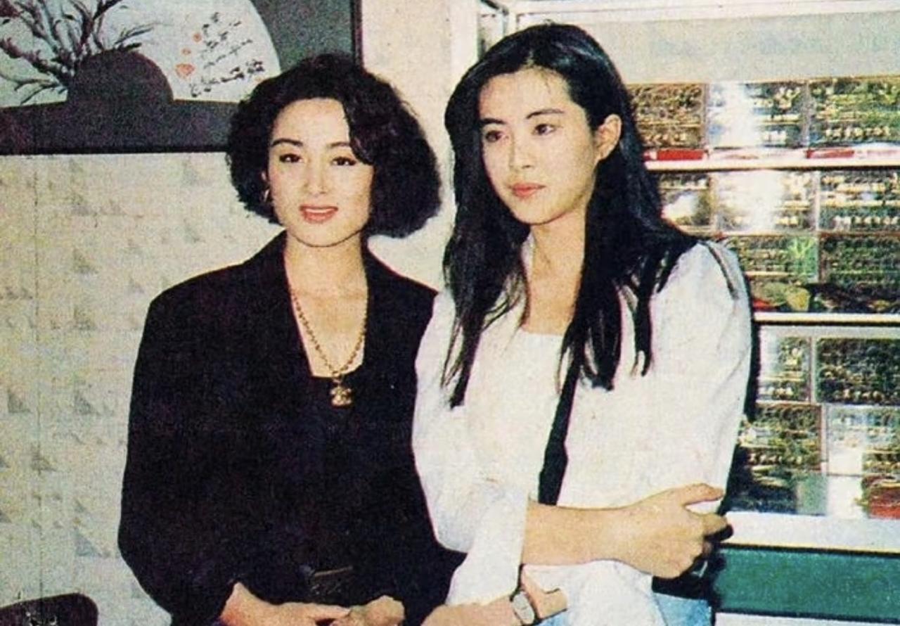 90年代，王祖贤与张敏同框的画面，两人风华正茂的样子。

那个时期，港圈有十几位