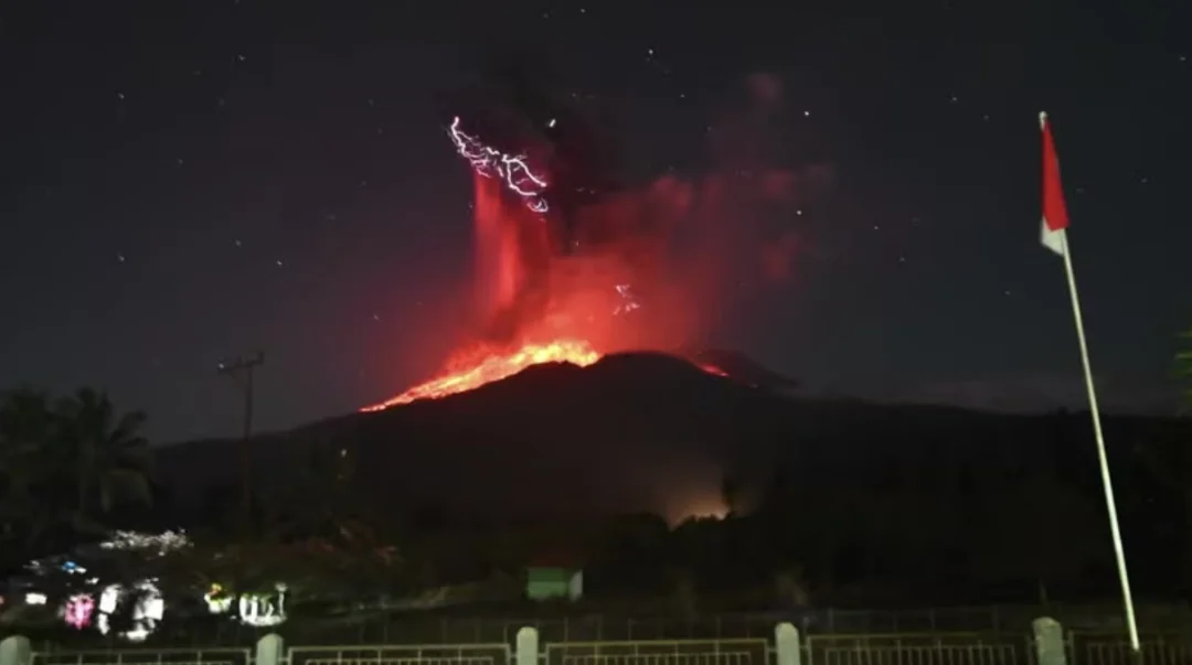 印尼火山再度喷发，火山灰柱高达万米