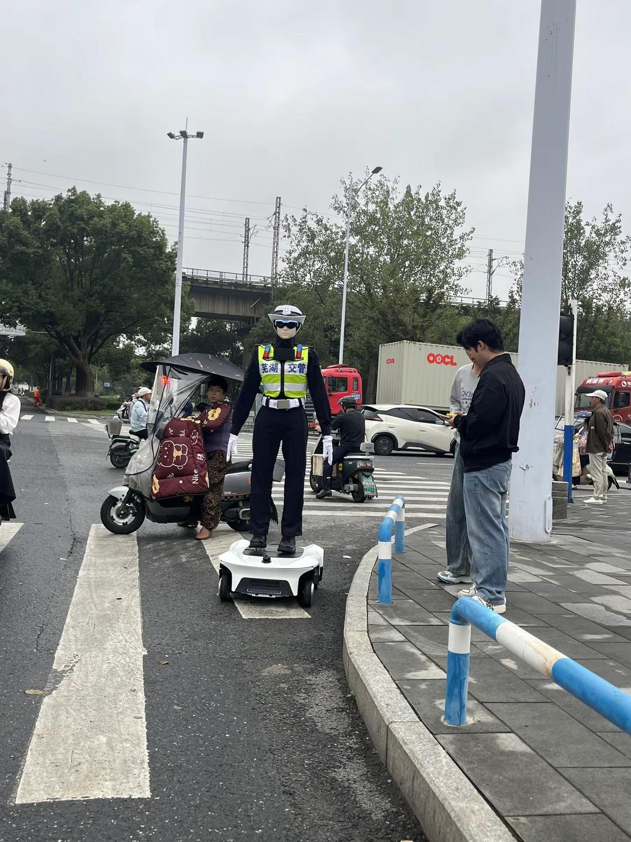 现在都这么先进了，机器人指挥交通，你们的城市也这样吗？