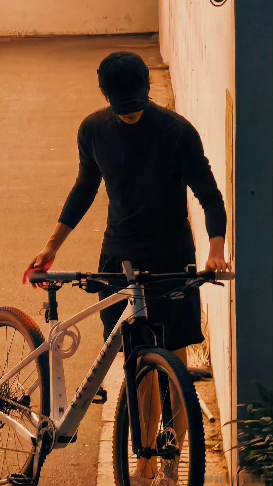 许凯营业🚲，这个身材很有料很性感啊[哇] ​​​