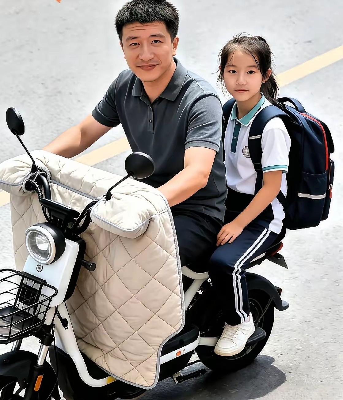 这些珍贵的照片都是女儿张姩菡前进的动力，父亲太爱她了，虽然他每天的工作量很大，也