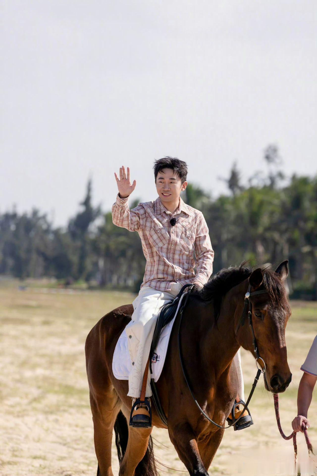 周五晚高疯团舞上头周五晚高疯 😂直接笑疯在屏幕前！Bee 疯糖家族全体集合上线