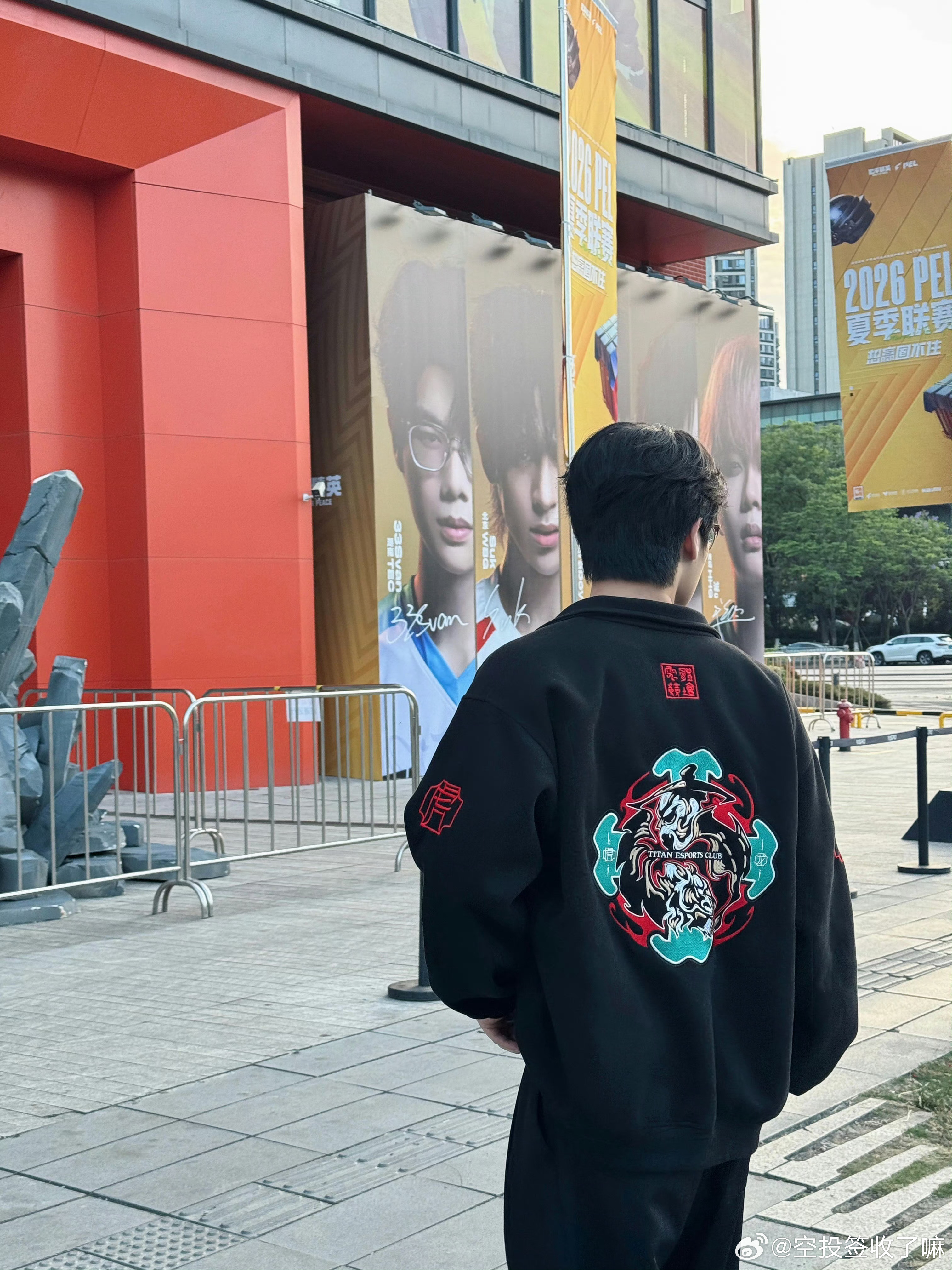 2026PEL夏季联赛现场，TEC战队选手身着黑色队服现身场馆外。选手佩戴眼镜，