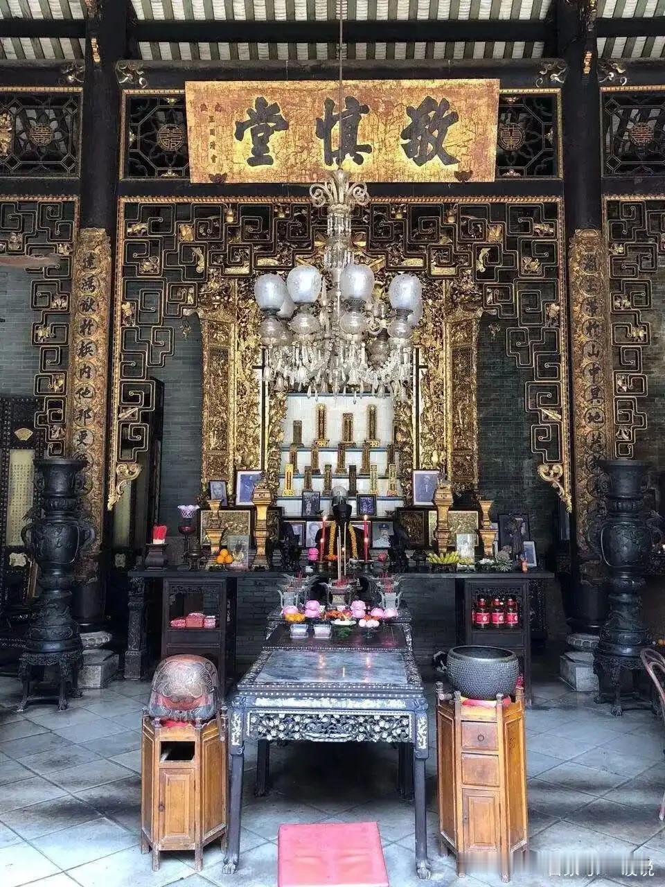 今天和经理一起坐车闲聊，她已经完成了阶层跨越，身家接近千万。途中我们聊起了曾经共