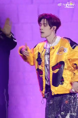 付辛博付辛博现役法拉利付辛博这滑铲抢玫瑰太绝了！动作帅到窒息，回头一笑的魅力，现