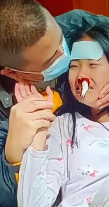 泪目！四川一位8岁女孩白血病晚期，生命已入倒计时。她哭着给爸爸说：爸爸不要难过，