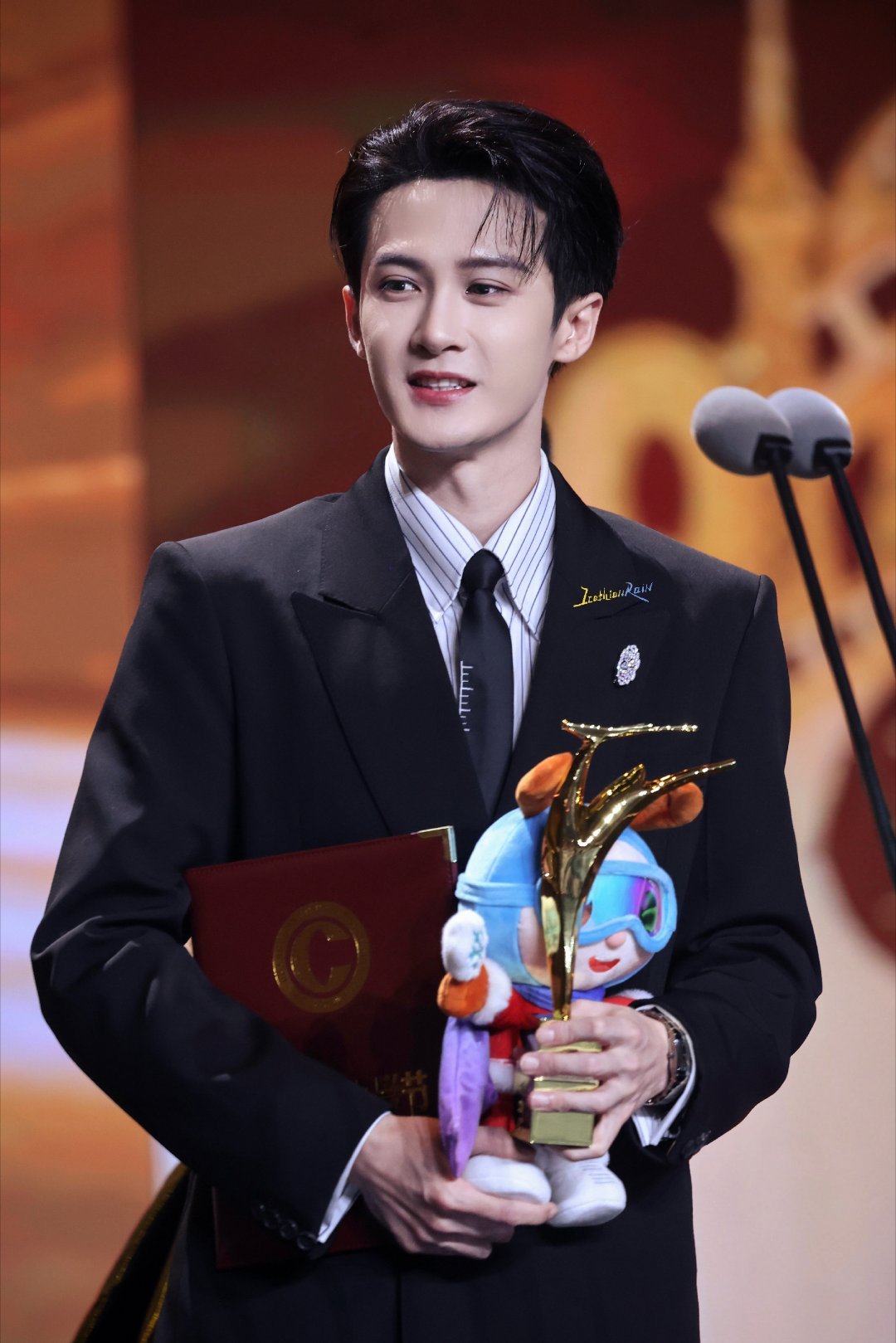 空枪 檀健次檀健次金鹿奖最佳男演员 从16岁的逐梦少年到如今站在领奖台的演员，你