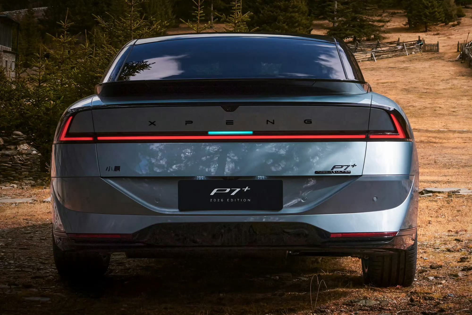 试驾完小鹏P7+真的被空间和续航圈粉了🚗，车内得房率超高，后排坐得特别舒展，后