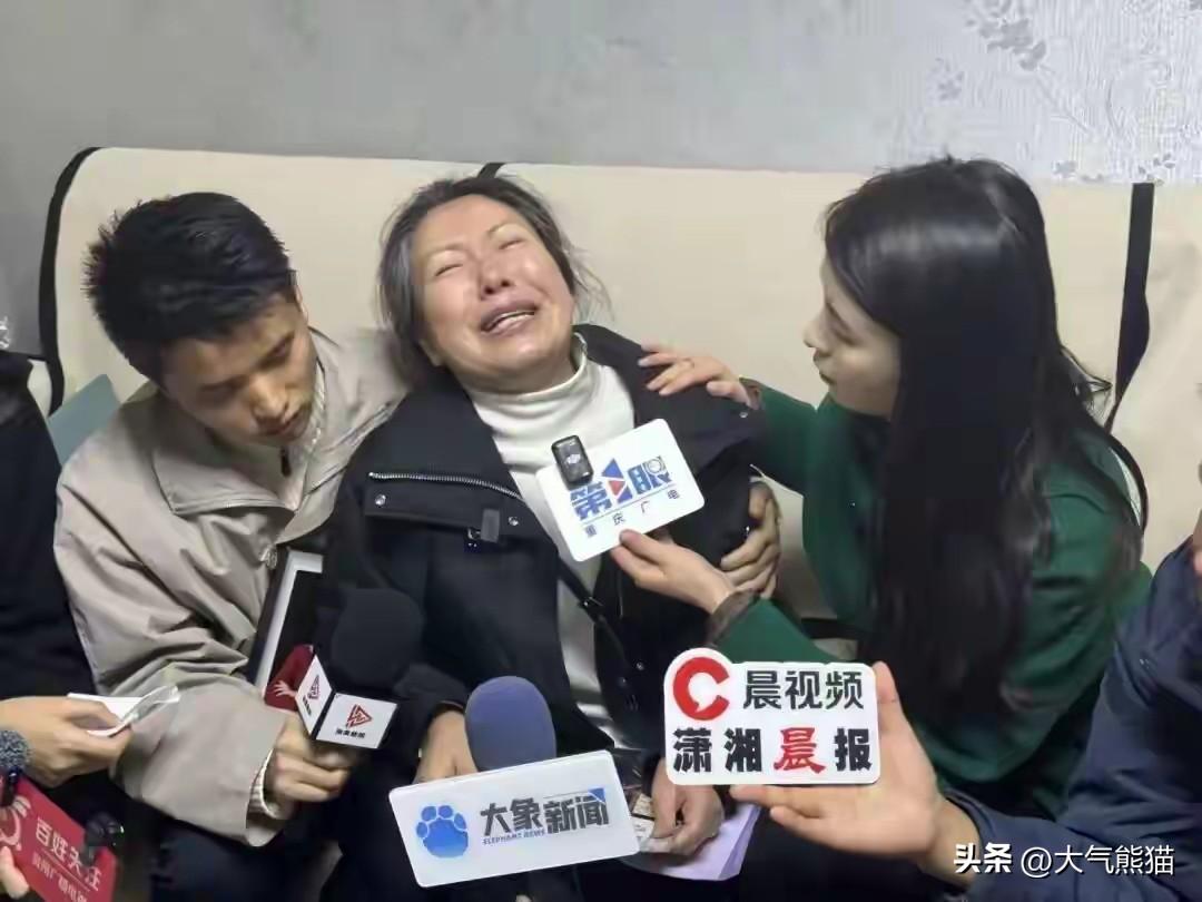 四川成都一女子在门口被害案二审终于有了结果。
被告人被判死缓，但她不认可这样的判