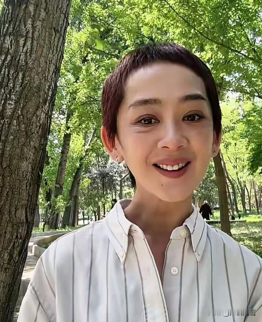 每一次出来都感觉相貌有点儿不对劲，但又说不出哪有问题。

央视前主持人瑶淼，不到