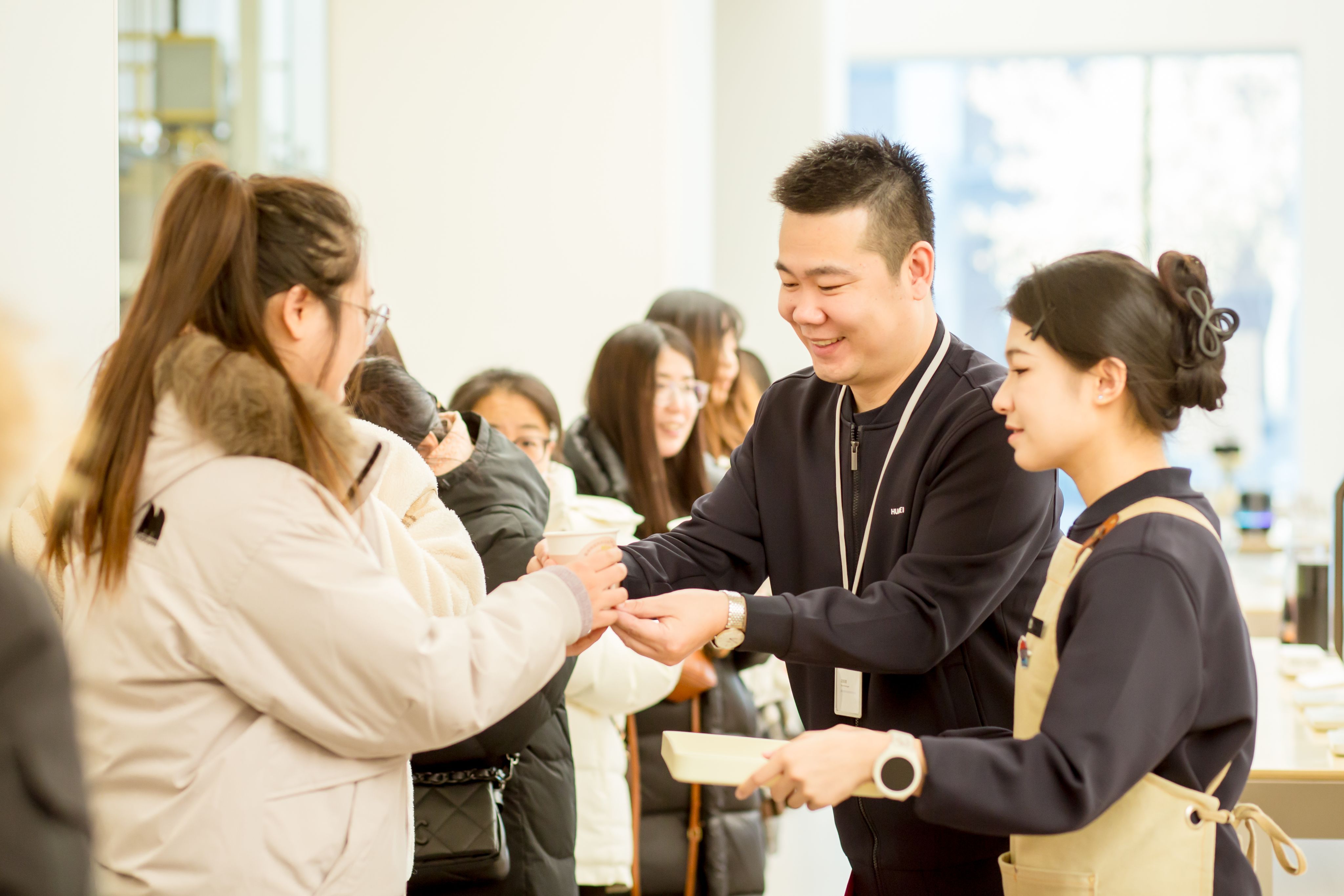 华为Mate 80系列的热度太高了，首销第一天，线下店门口早就排起来了 华为Ma