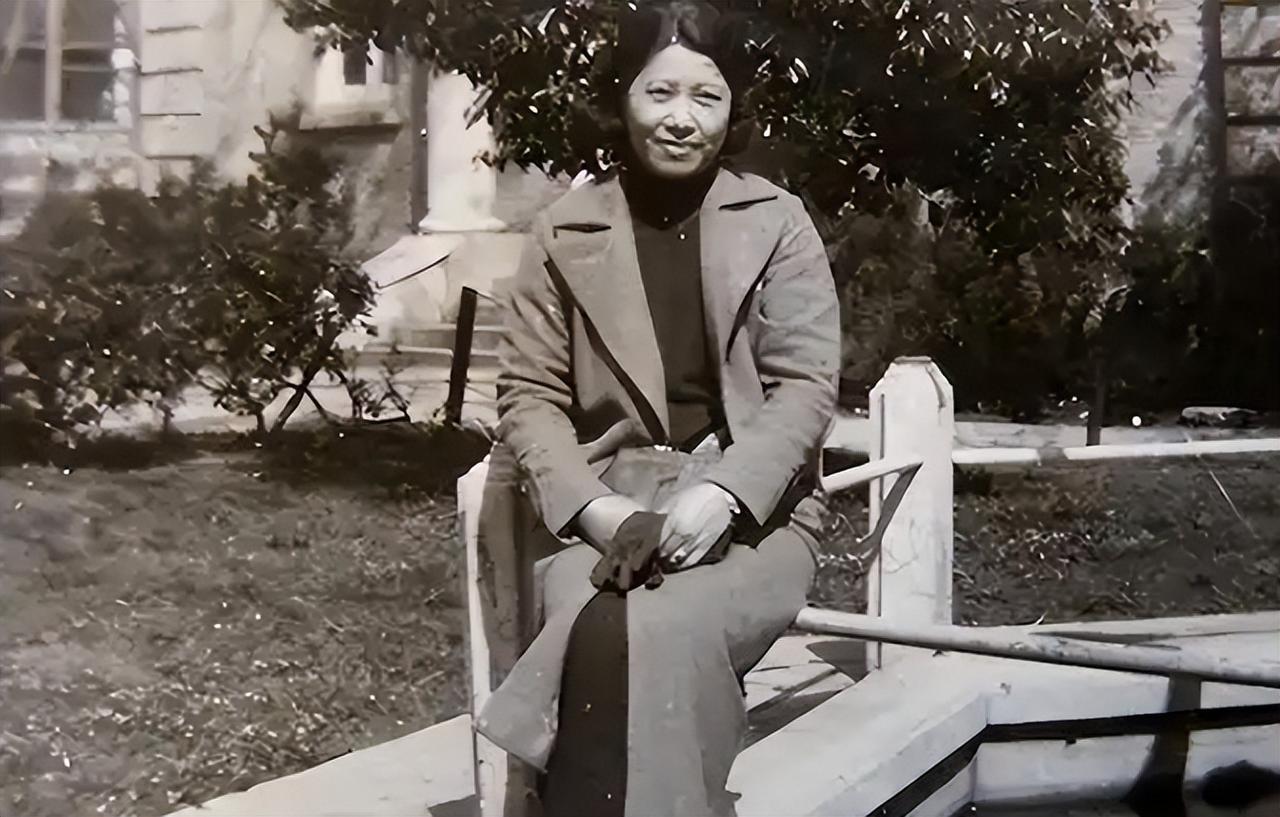 1951年，军统女特务王化琴被押上四川泸州的一处刑场，马上就要被枪决。当战士的枪