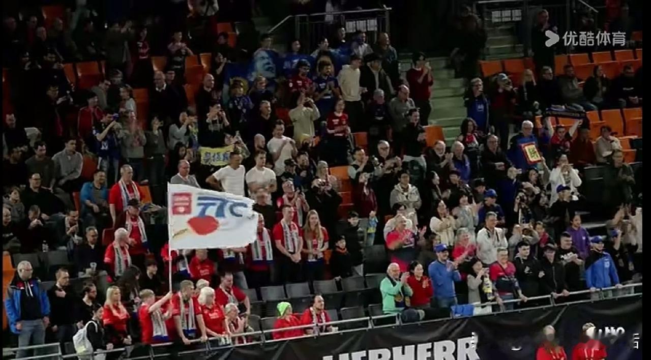 谁能来解释一下，樊振东带着萨尔布吕肯拿到德甲本赛季的第一个冠军。在全场致谢庆祝的