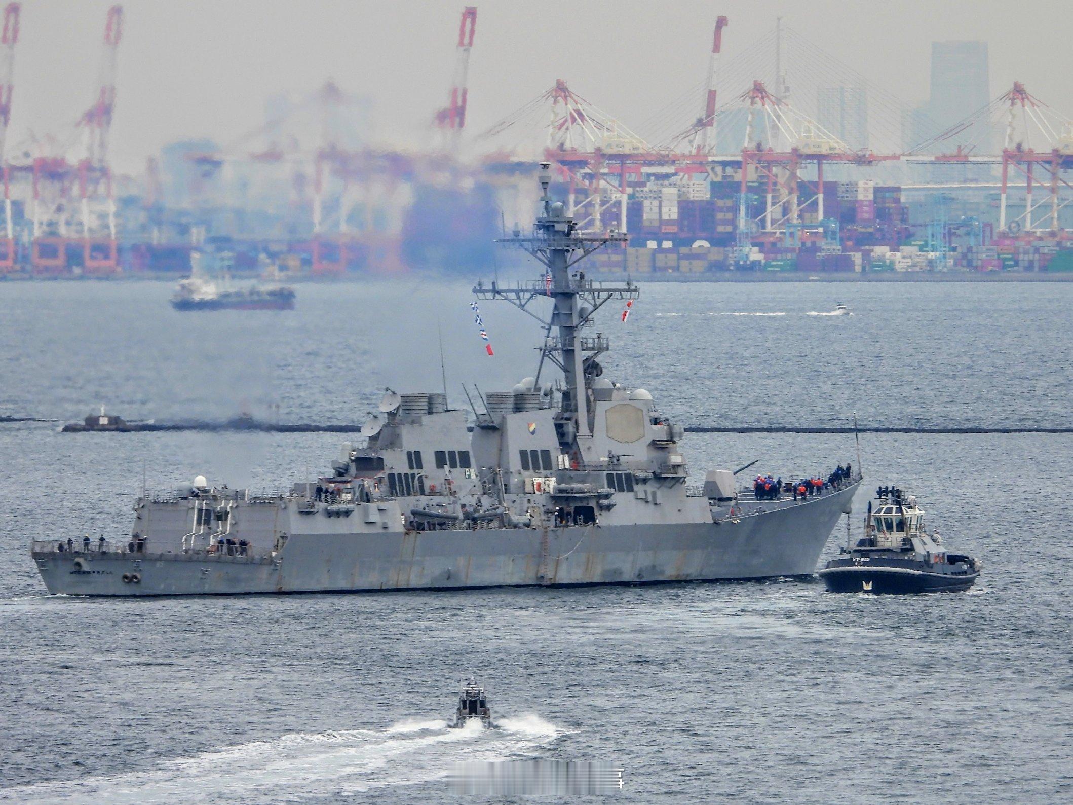 2025 年 11 月 12 日，美国海军阿利·伯克级导弹驱逐舰“麦坎贝尔”号（