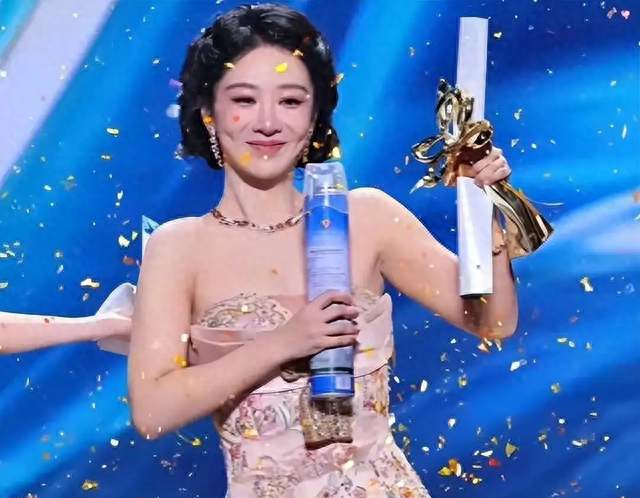 杨紫一路资源不断，背后贵人浮出水面，身家雄厚身份不一般
