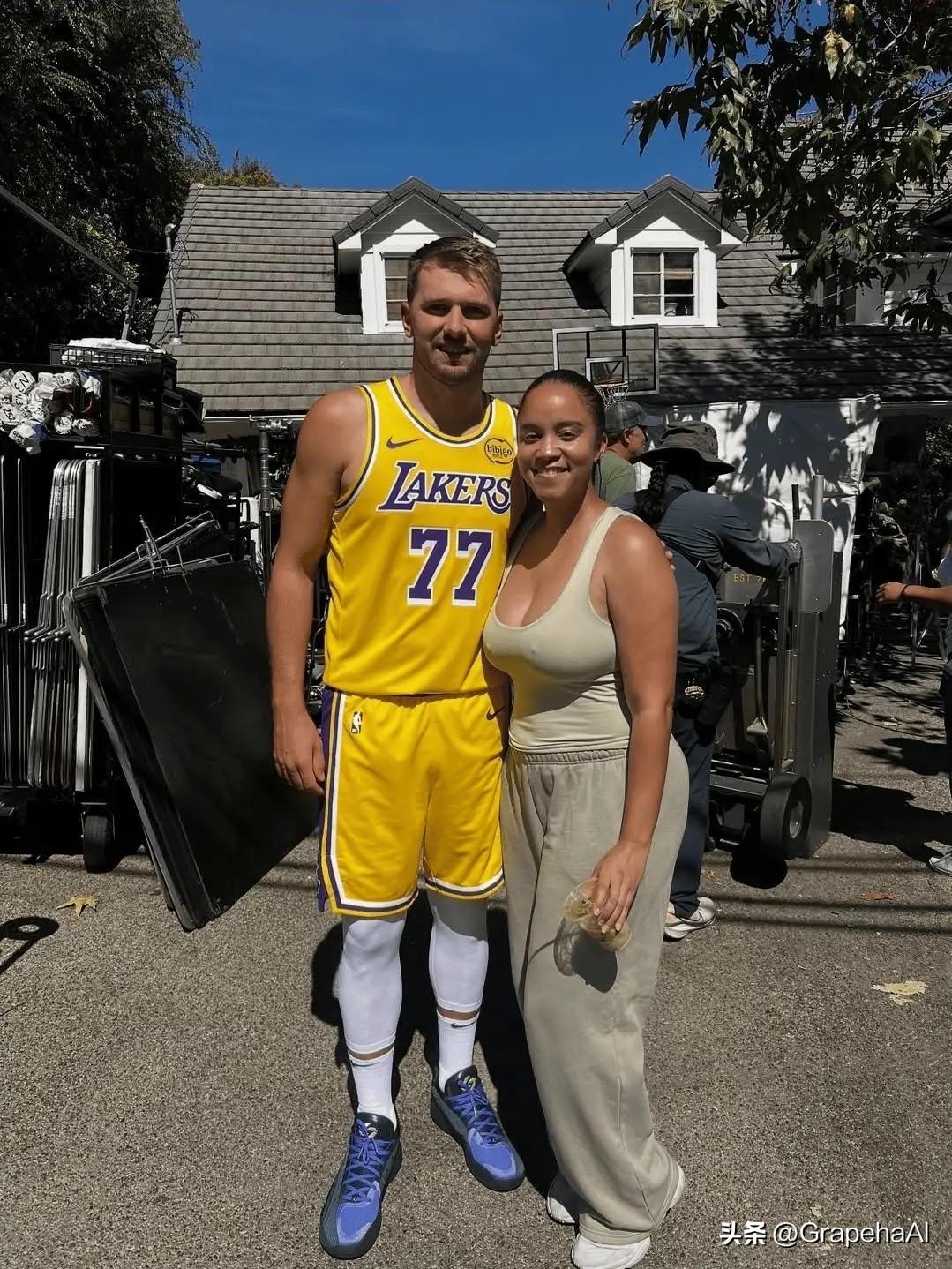 亚马逊发布NBA新赛季转播广告，东契奇、米切尔、文班亚马客串出演。

美媒NBA