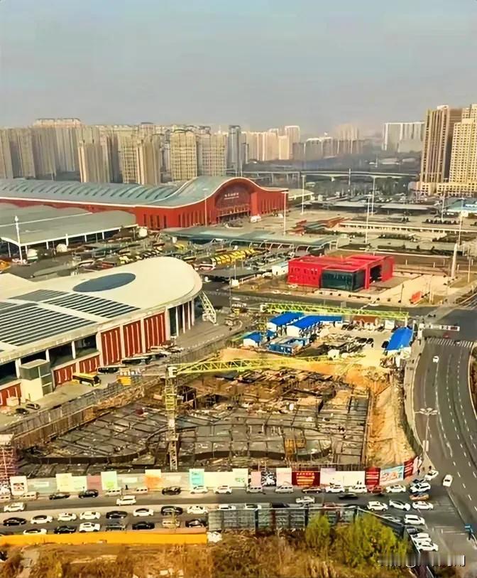 亚冬会真的给哈尔滨带来了不少好处，城市设施升级了，这得感谢亚冬会。现在走在哈尔滨