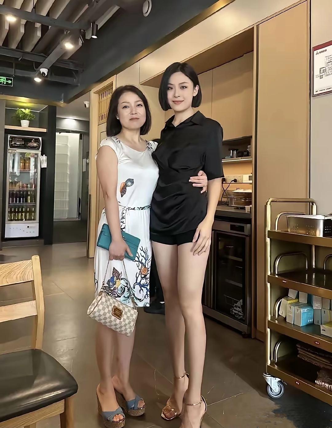 最美母女同框照曝光！
两人长得太像了！
妈妈优雅知性，
女儿青春活力，
气质都绝