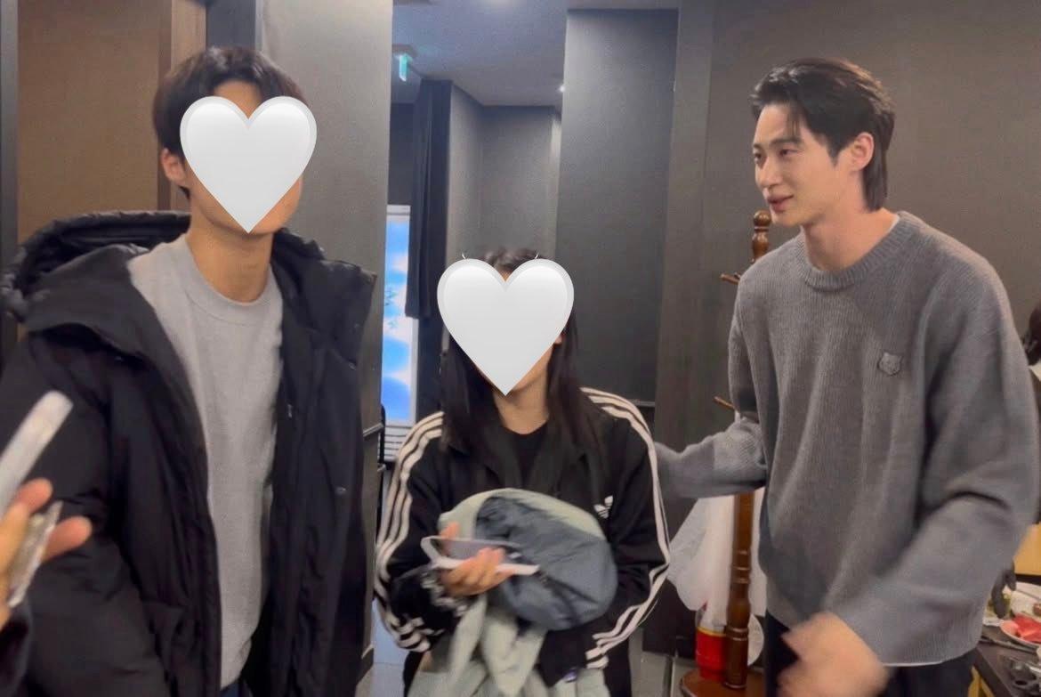 边佑锡 🩵 边佑锡21世纪大君夫人 大君剧组杀青聚会上拍摄的边哥与幕后工作人员