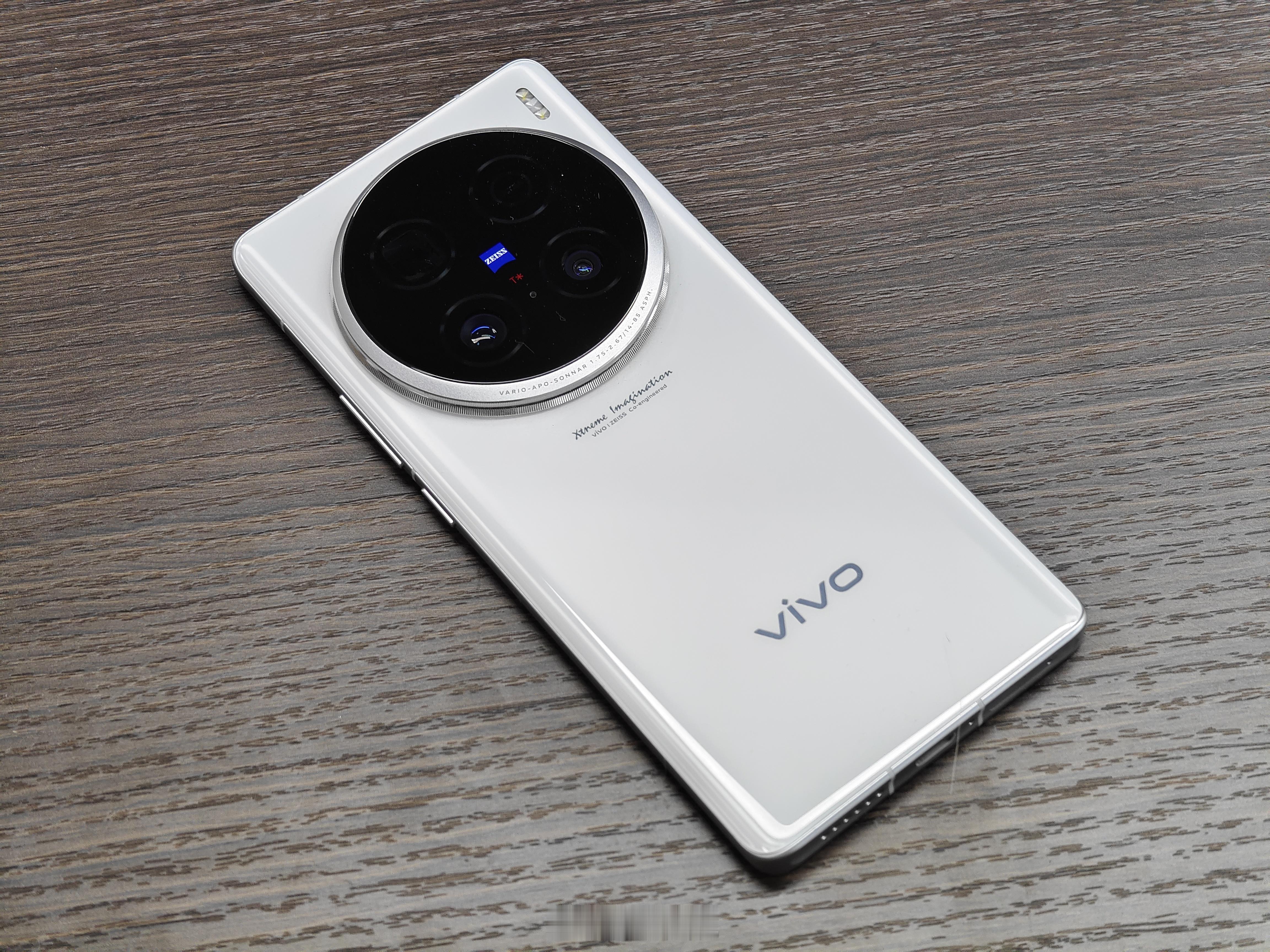 我感觉现在花3000左右，收一台X100 Ultra来拍照还挺香的，有一英寸，有