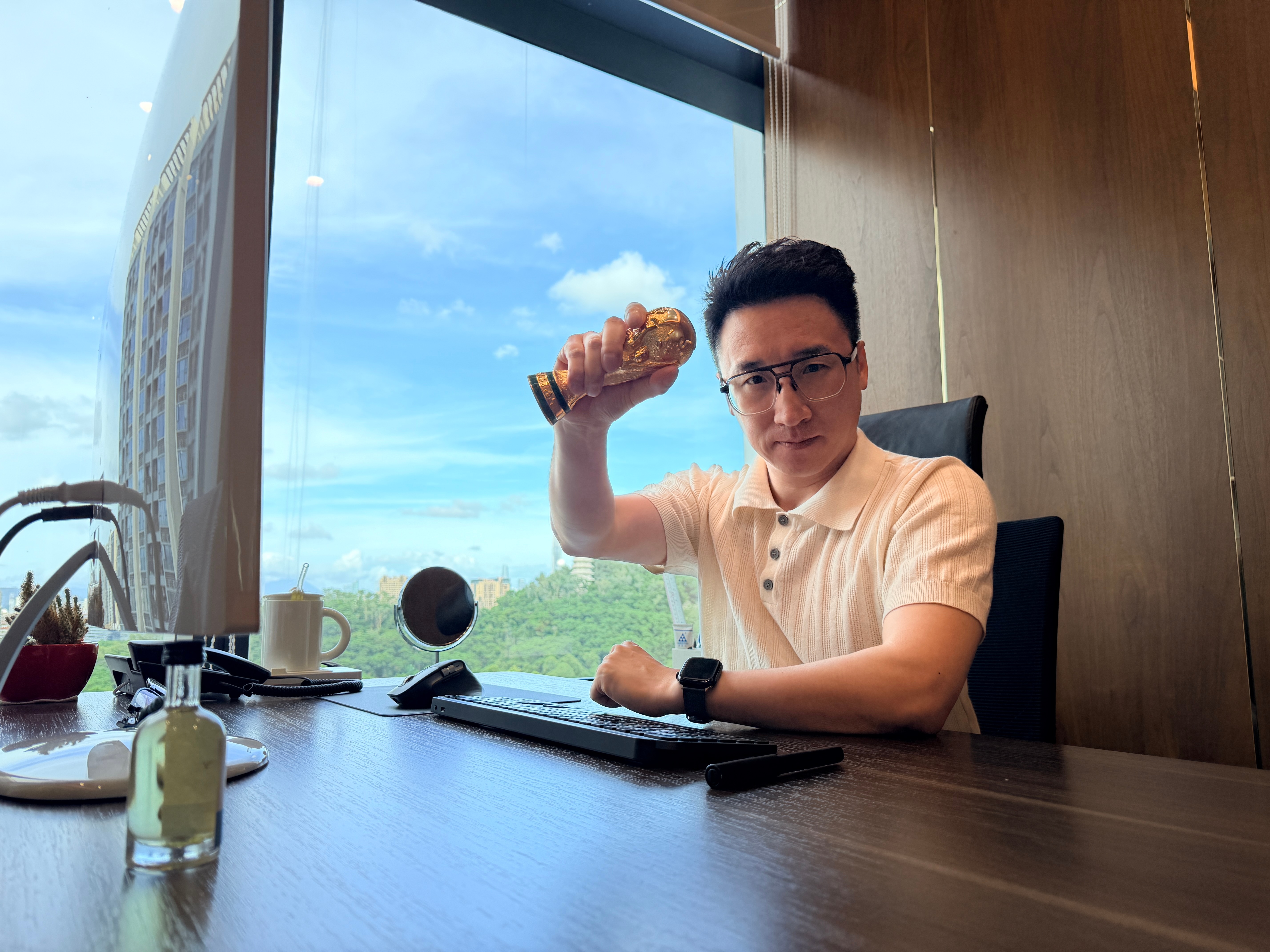 周日早。翻出一张旧照应个景——别人早起举的是咖啡，我举的是大力神杯，摆件那种。就