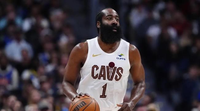 美媒体CP发文谈到骑士球员哈登，其写道：“多年以来，哈登背负着NBA最严苛的季后