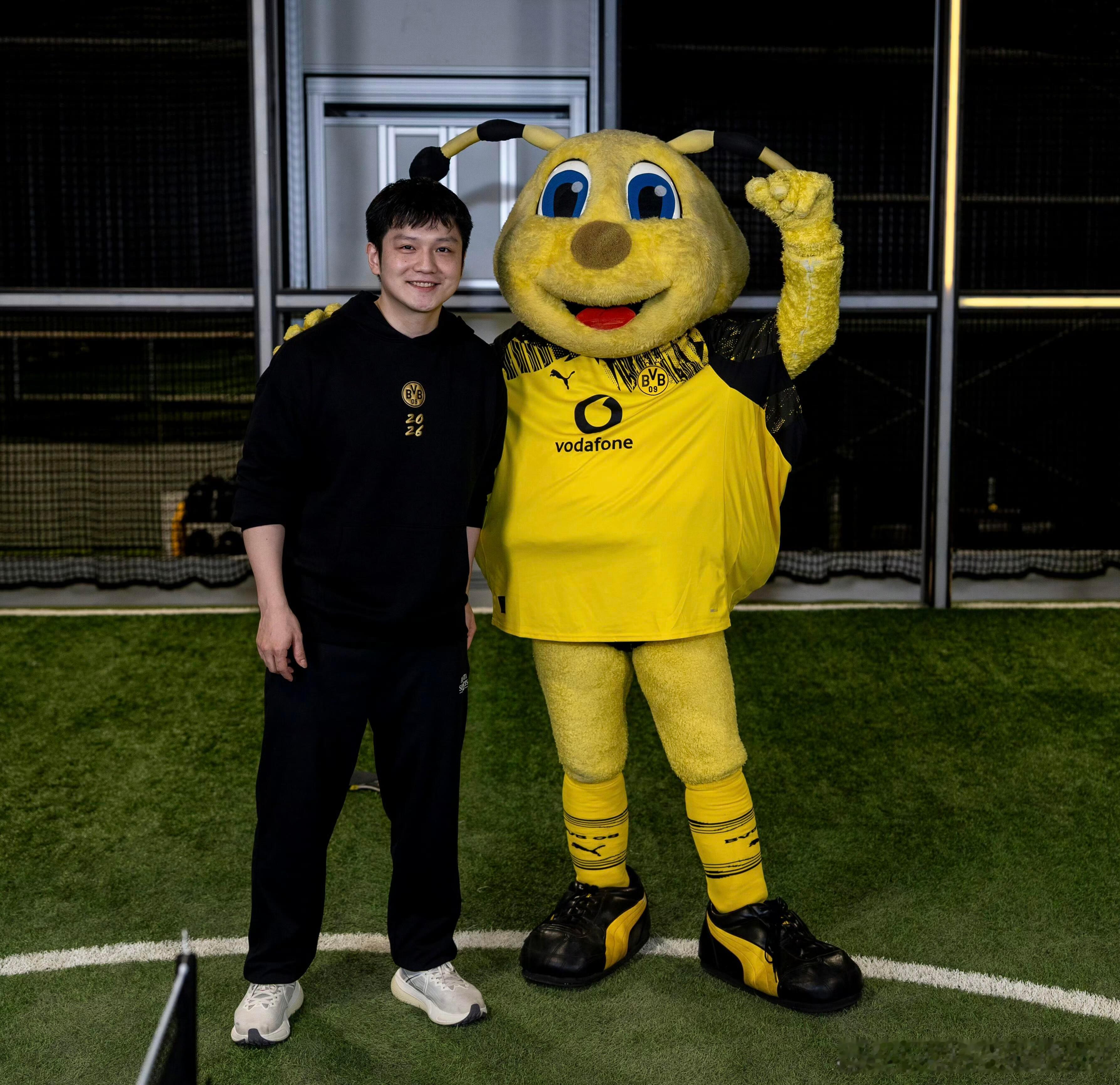 樊振东在多特踢上球了樊振东你要一直这么开心 