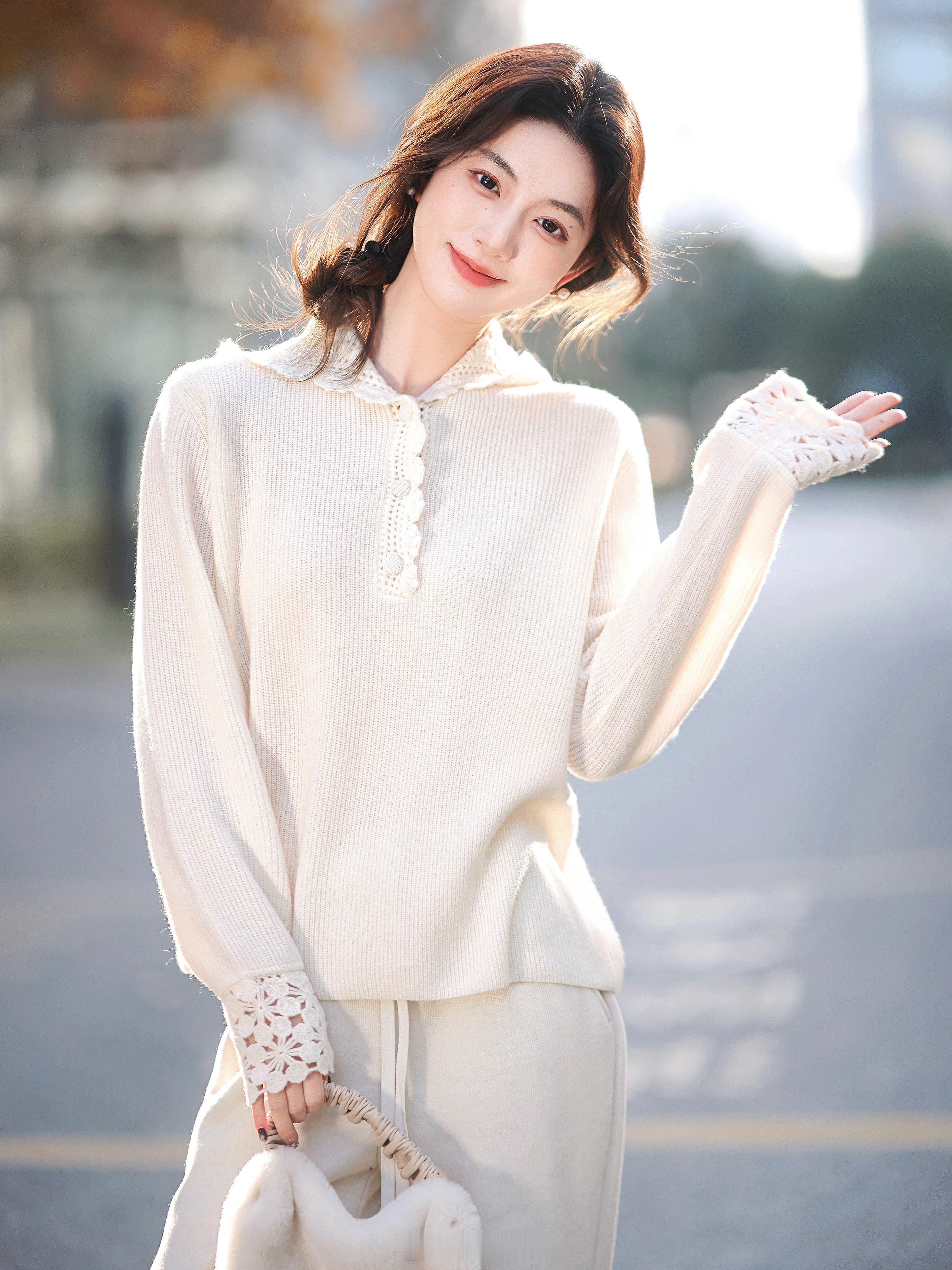 会爱上一万次的羊毛毛衣！软软糯糯的 再来点钩花设计点缀 温柔精致 就问谁会不心动