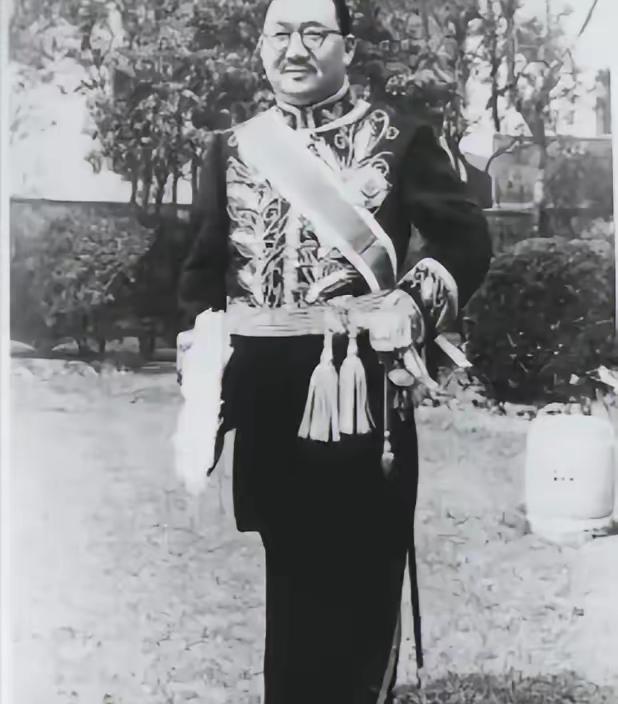 [微风]1967年8月16日，88岁的孔祥熙奄奄一息。临终前，他看着3岁的孙子，