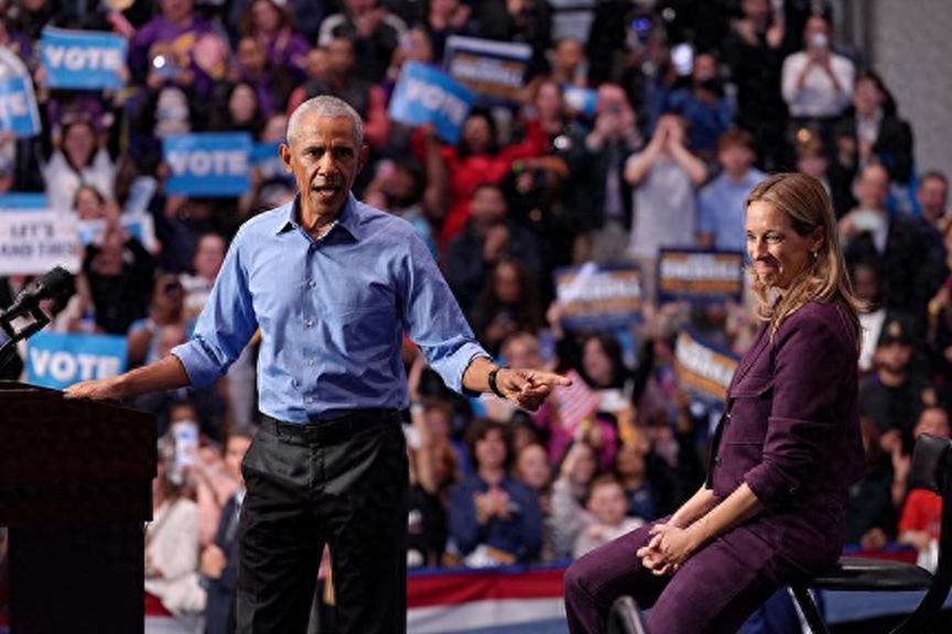 沉默已久的奥巴马，终于忍不下去，抨击特朗普说：无法无天且鲁莽！
 
11月1日，