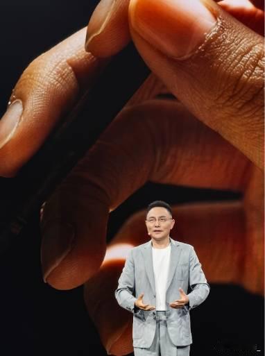 罗振宇三亚跨年演讲罗振宇三亚海边聊一千天后的未来，比喻太戳人，说它就像一阵风，无