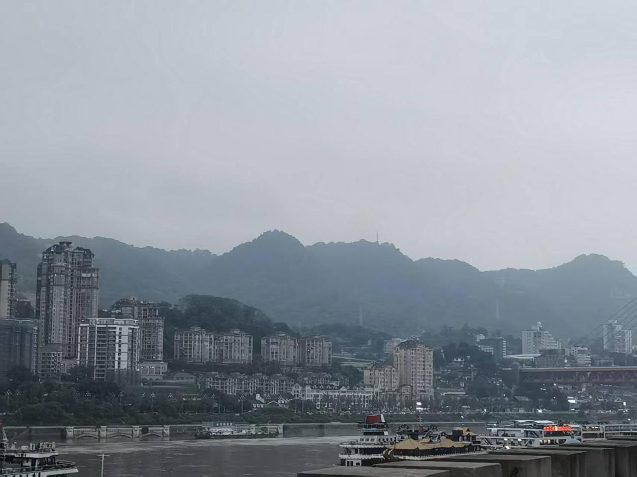 上联：浅浅深深河中水，有请下联下联：世世代代两岸人。