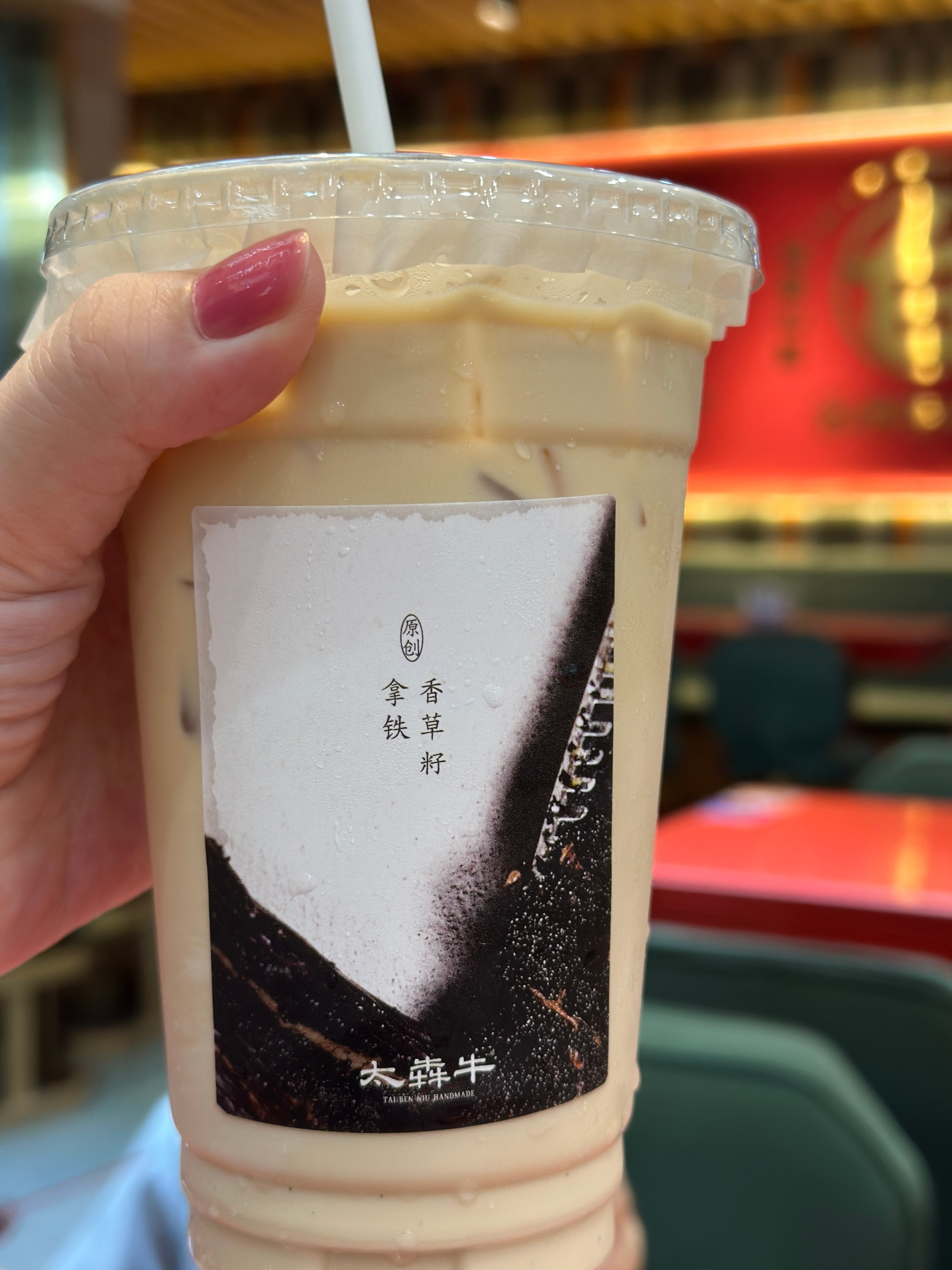 🩵🫧尝了一口被娃抢走了 也没尝出个啥味想再喝一口 她也不给我喝了但是我也不能