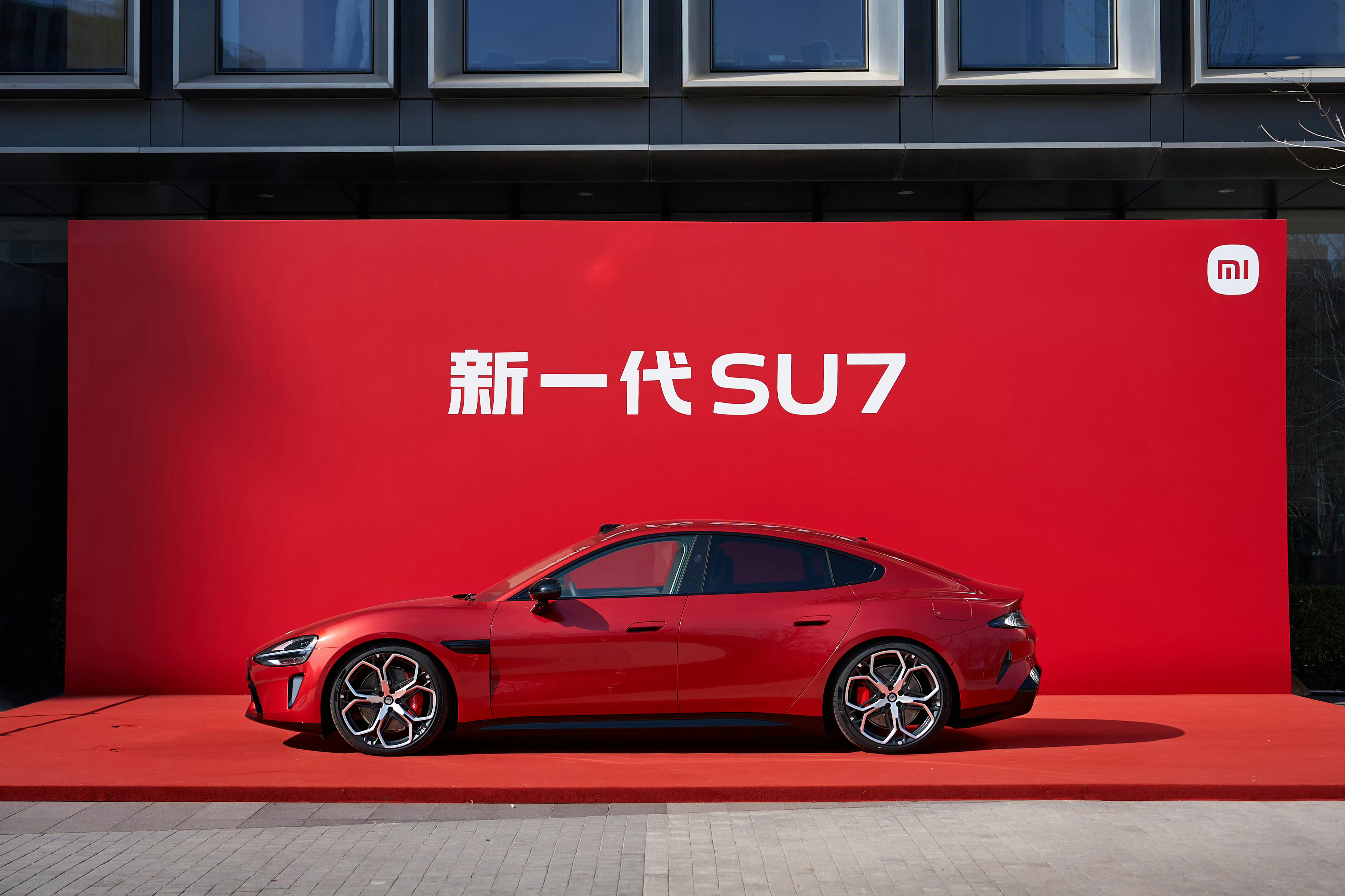 新一代SU7赤霞红配色又是一个斩女配色，女性车主看了会很喜欢的一个颜色，漆面很透