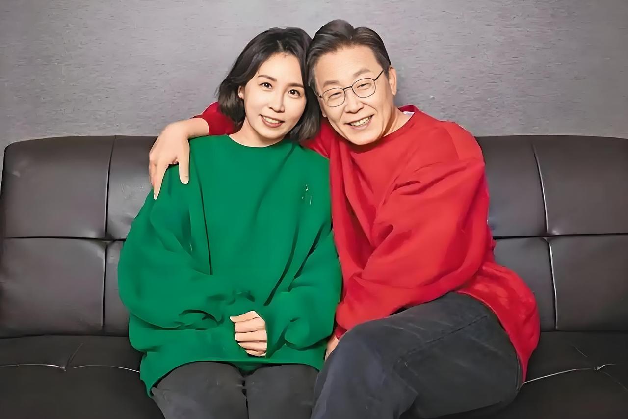 对于李在明，不要期望过高，除了这两件事，其他都没有办成。

第一、对美国是言听计
