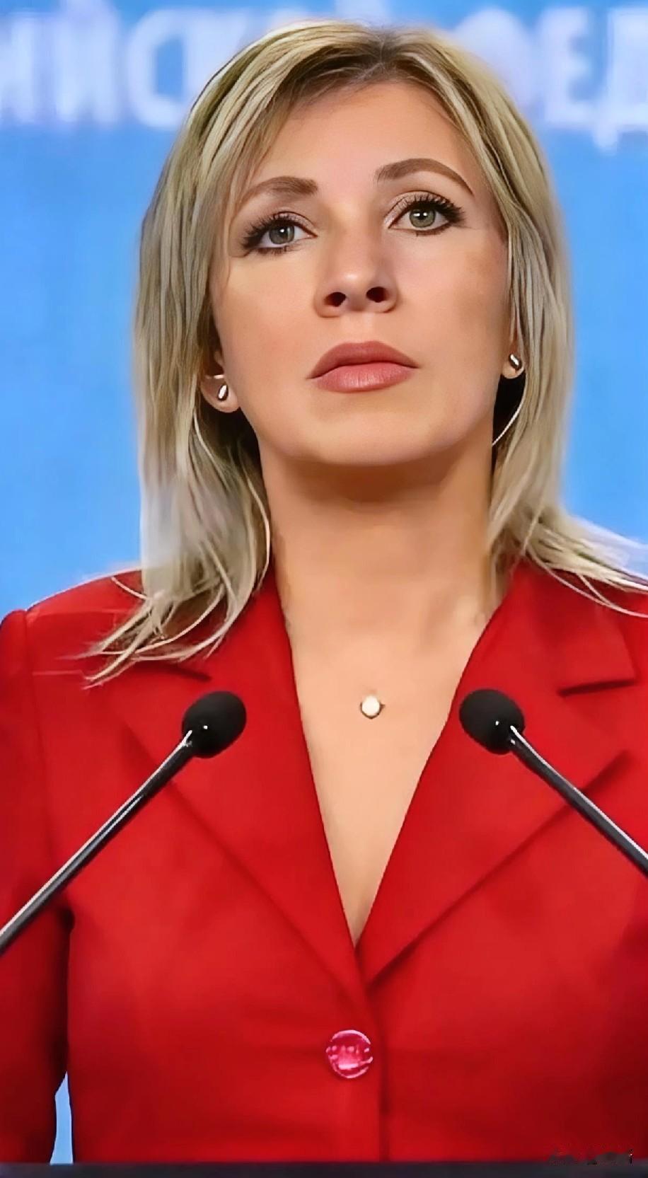 俄罗斯走了一步让所有人都没想到的棋。它没有搞军事演习，也没放狠话，而是做了一件看