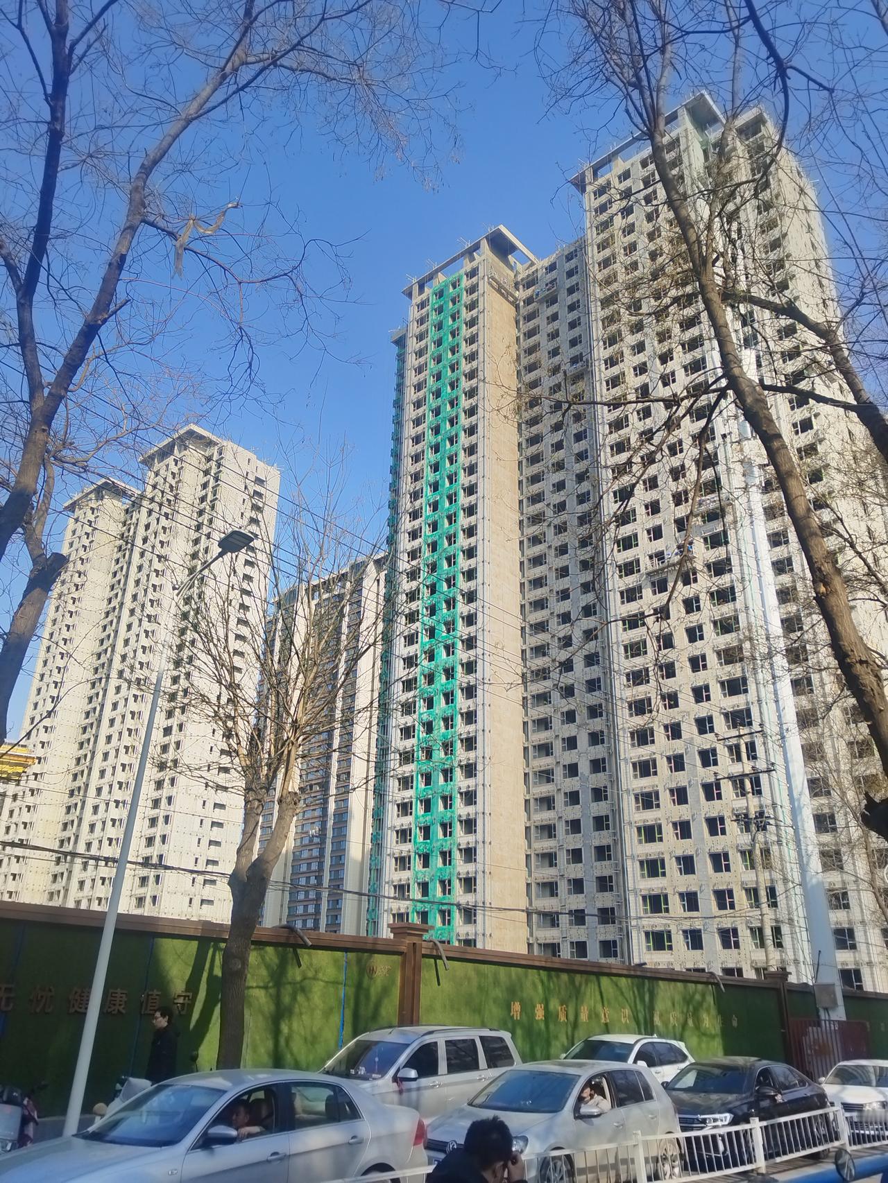 这个住宅楼外墙上这是涂刷的什么啊，蓝色的，也不像防水，不得不说现在的建筑行业新型
